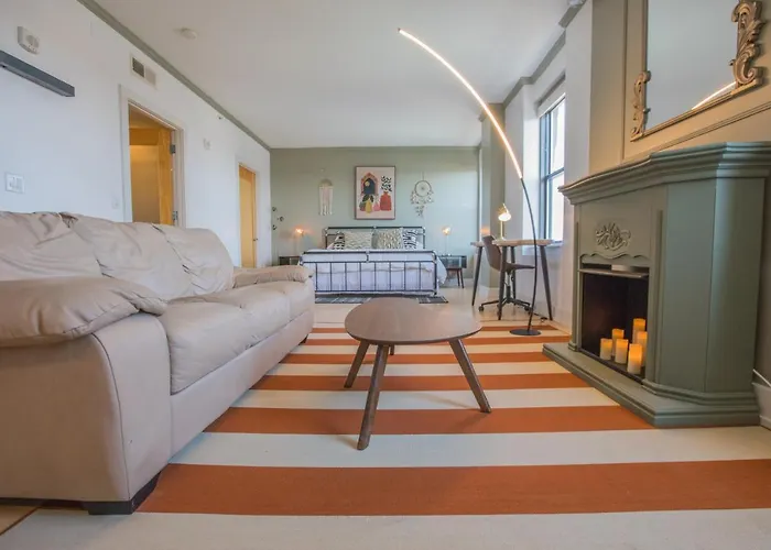 Designer Downtown Condo Suite - Splendid View