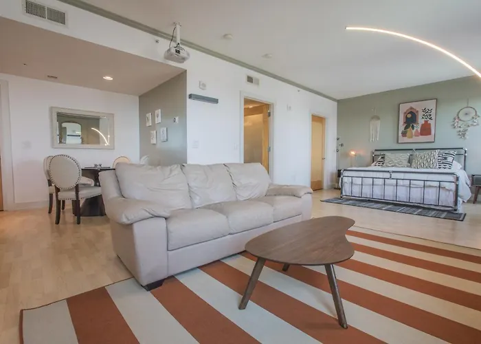 Designer Downtown Condo Suite - Splendid View